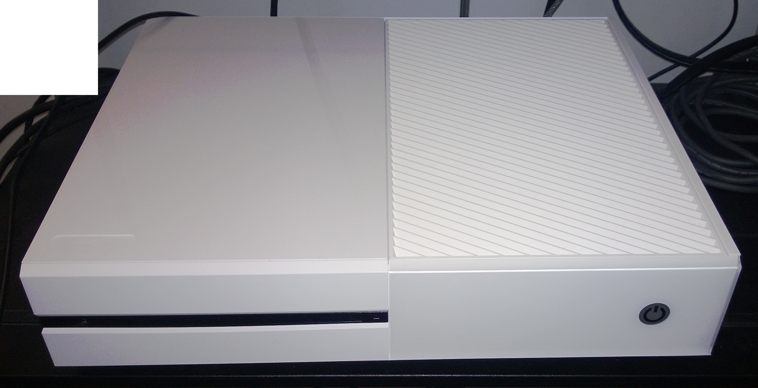 Xbox one s blanche avec trois manettes et deux jeux - Consoles